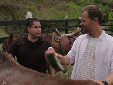 Daan Nieber reist met geadopteerde mensen terug naar hun geboorteland