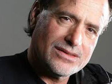 George Baker viert zijn 50-jarig jubileum als artiest