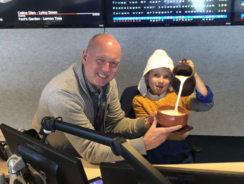 Elin de Koning (9jr) komt als levendstandbeeld 'melkmeisje' naar de studio