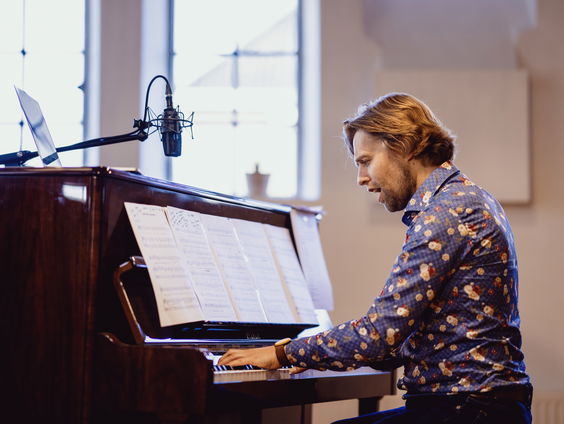 Bert geeft elke week online zangles aan 2400 anderen