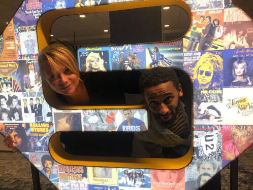 Cabaretier Fuad Hassen geeft boksles op het strand