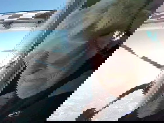 De 92-jarige Nelly Singerling maakte een parachutesprong om geld in te zamelen voor het goede doel!