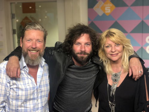 Hendrik Jan Bökkers speelt de nieuwe single 'Kold Bloed' Live!