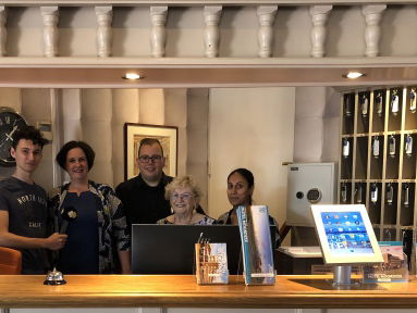 Verslaggever Yves bezoekt de harde werkers van een hotel