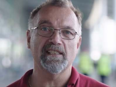 Hans kan nu eindelijk zijn kleinkinderen voorlezen