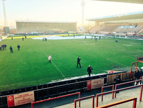 Fans van KV Kortrijk maken Guldensporenstadion sneeuwvrij