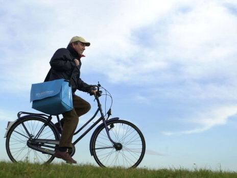 Steeds meer krantenbezorgers zijn 65-plus