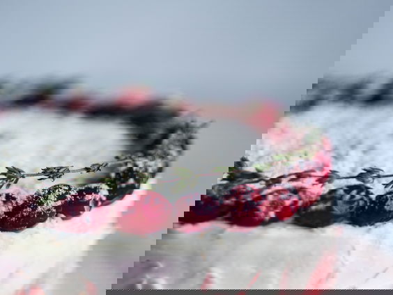 Jolanda wordt verrast met een slagroomtaart!