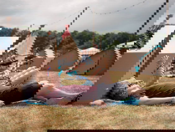 Timo Krenn van het bedrijf Kartent aan de telefoon over bedden, meubels en tenten van karton