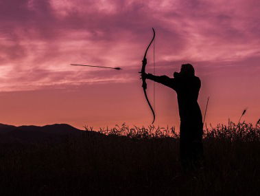 Met stokken en bussen achter de boeven aan