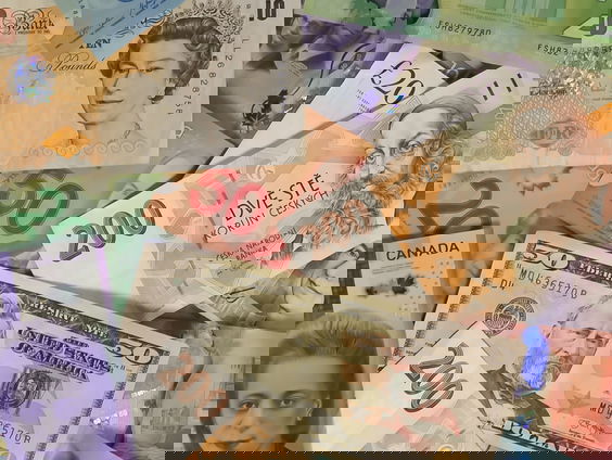 HZD: Waar komt de uitdrukking 'geld over de balk smijten' vandaan?