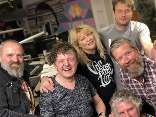 Arjan van der Linde boekt succes in het buitenland, maar ook in Nederland is het tijd voor zijn radio-debuut!