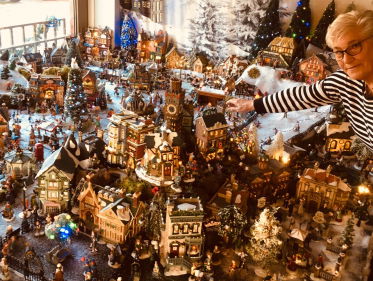 Trees bouwt haar woonkamer om tot kerstdorp