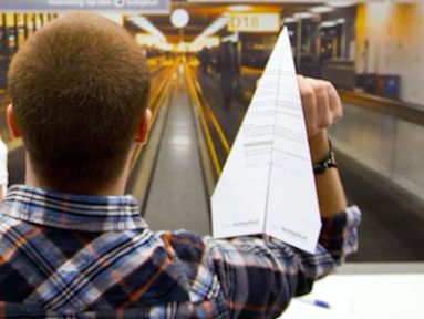 Eerste kwalificaties voor WK papieren vliegtuigjes gooien