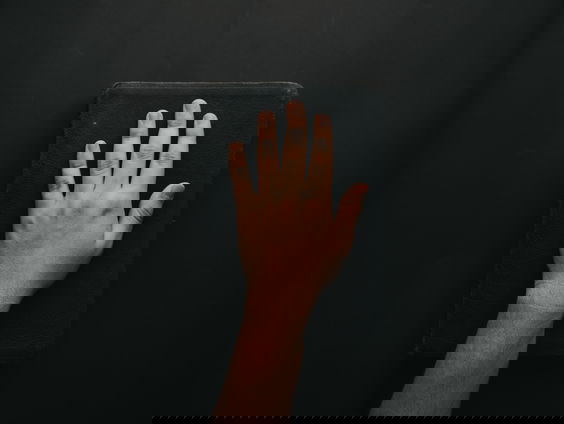 Steek je hand in eigen boezem!