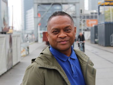 De lange weg van het duister naar het licht