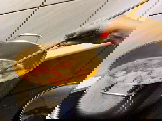 Marianne kookt voor anderen in het rampgebied