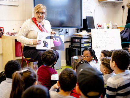 'Schoolschrijver' Manon Sikkel probeert kinderen aan het lezen te krijgen