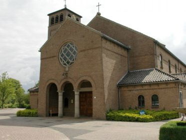 Pastoor abseilt van kerkdak