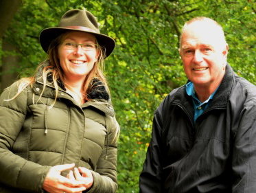 Martine Dubois dolend over het landgoed met oud-colllega Cor Jansen