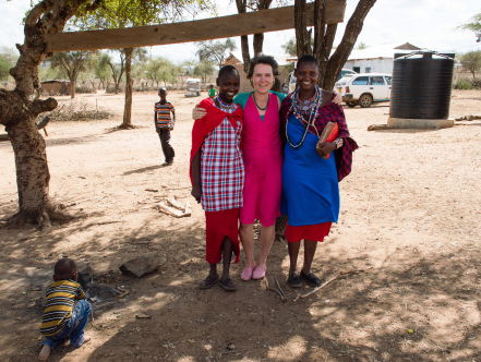 Een bijbel voor kansarme scholen in Kenia