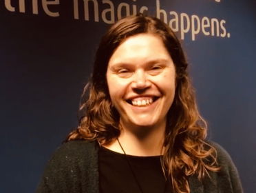 Lachen tegen het sombere grijs