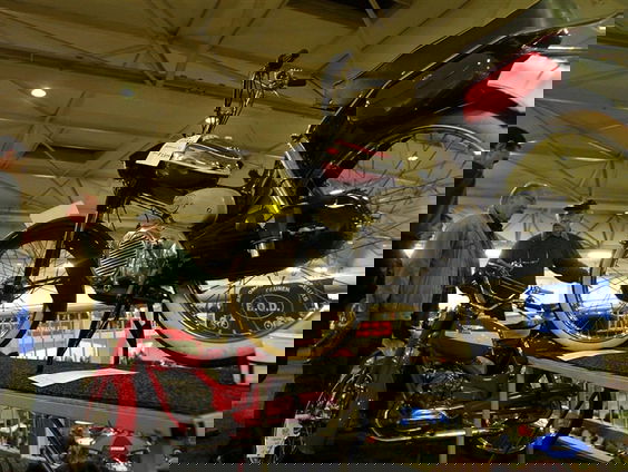 Kees Matthijssen verzamelde zoveel brommers dat hij nu een handeltje heeft