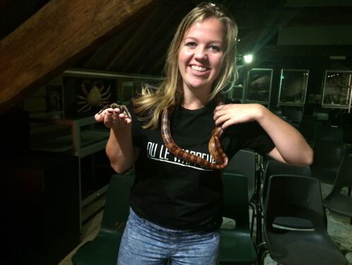 Martine heeft lef; laat een vogelspin over haar arm lopen