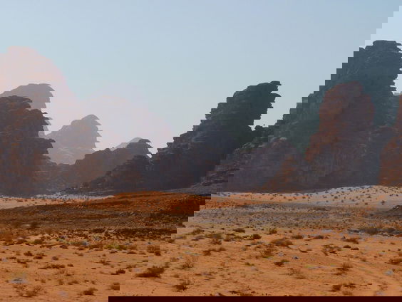 Ik kijk omhoog naar de bergen