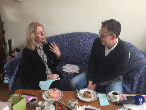 Bert bezorgt kaarten bij Elisabeth