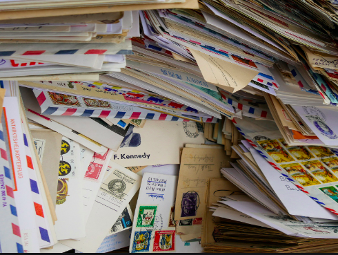 Wereldpostdag: Bellen met postbode Jannie Smit!