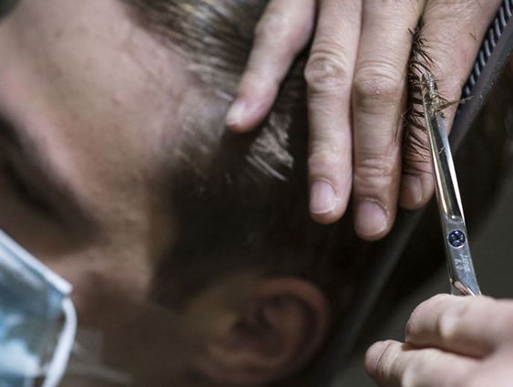 Kapper Albert knipt sinds 05:00 uur