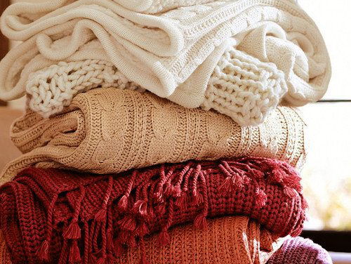 Helga van Leur in Rotterdam bij de eerste Warmetruiendagtruienautomaat