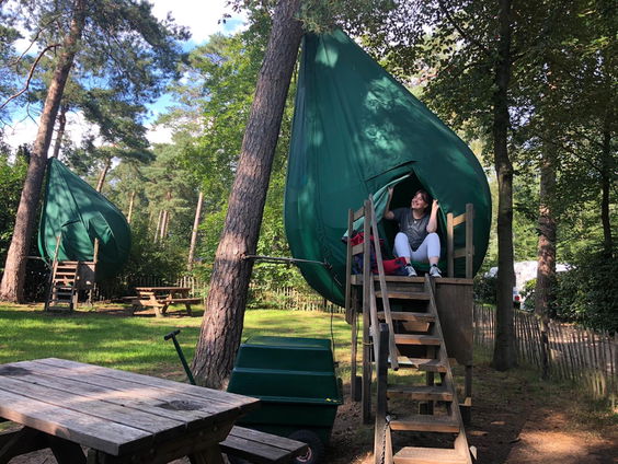 Reporter Frida overnacht in een boomhut