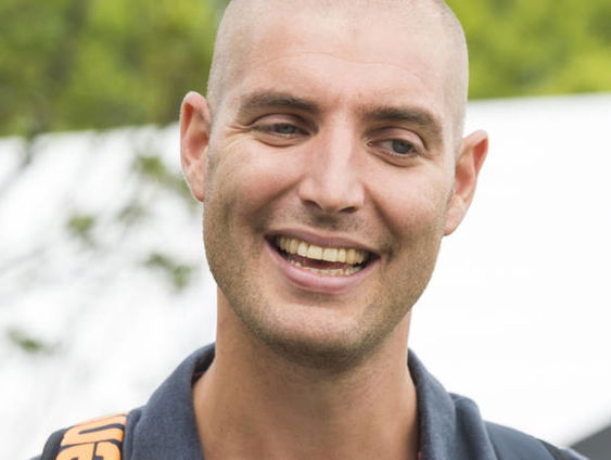 Nieuwe uitdaging voor Maarten van der Weijden voor goed doel: een triatlon in zijn eigen huis!