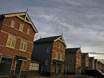 Jongeren bouwen hun eigen straat vanwege huizengebrek