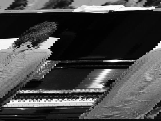 Kristoffer organiseert een pianoconcert met honderden piano's