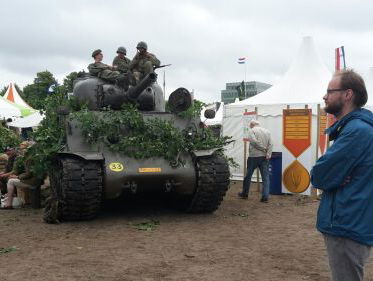Koen Bugter probeert een tank uit...