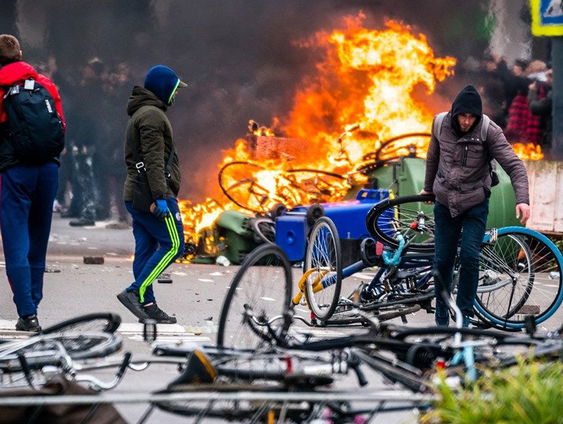 Moeten de relschoppers betalen voor de schade?