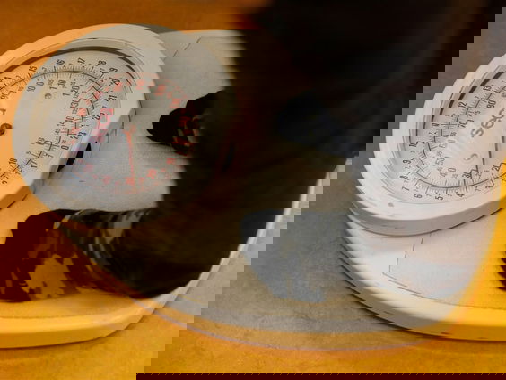 Op de weegschaal voordat je het vliegtuig ingaat