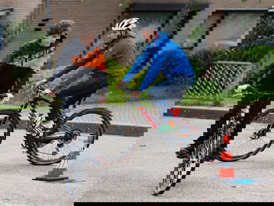 Maarten Tjallingii helpt kinderen op de fiets