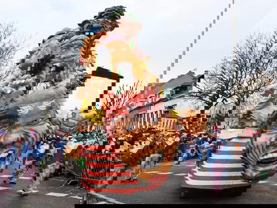 Het bouwen van carnavalswagens gaat door