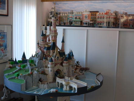 Koos heeft in 1600 uur (!!) heel Disneyland nagebouwd