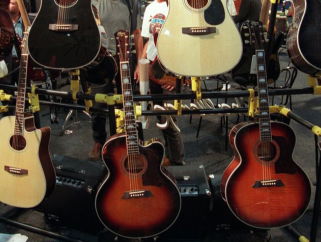 Pink Floyd-gitarist David Gilmour verkoopt zijn 120 gitaren