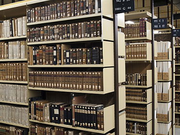 Constant Lem is boekrestaurator bij de Koninklijke Bibliotheek