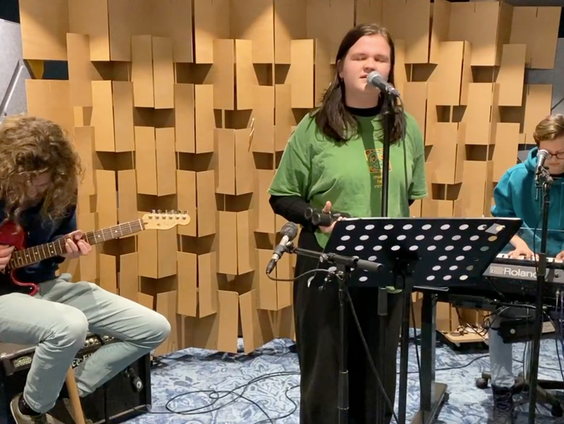 Eldert Mohr, Marte Teuben en Fenne Frank live in het Evergreen Café