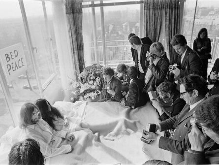 Govert de Roos over expositie Bed-in van Lennon in Hilton