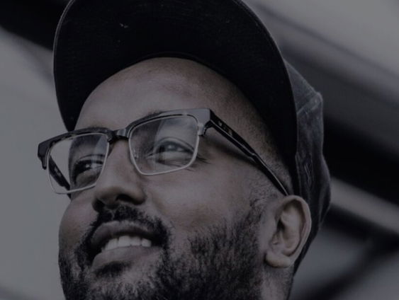 Comedian Mo Hersi over zijn inburgeringscursus voor witte mensen