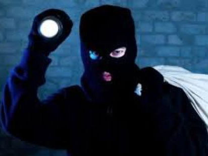 Bert sprak met Bas. Bas is een boef.