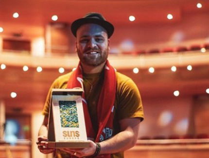 Leon Moorman wint internationale publieksprijs met Drents liedje